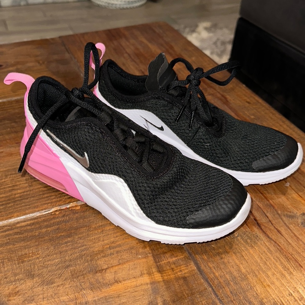EUC Girls Nike Air Max Motion 2 GS / youth size 3.5 (worn once)